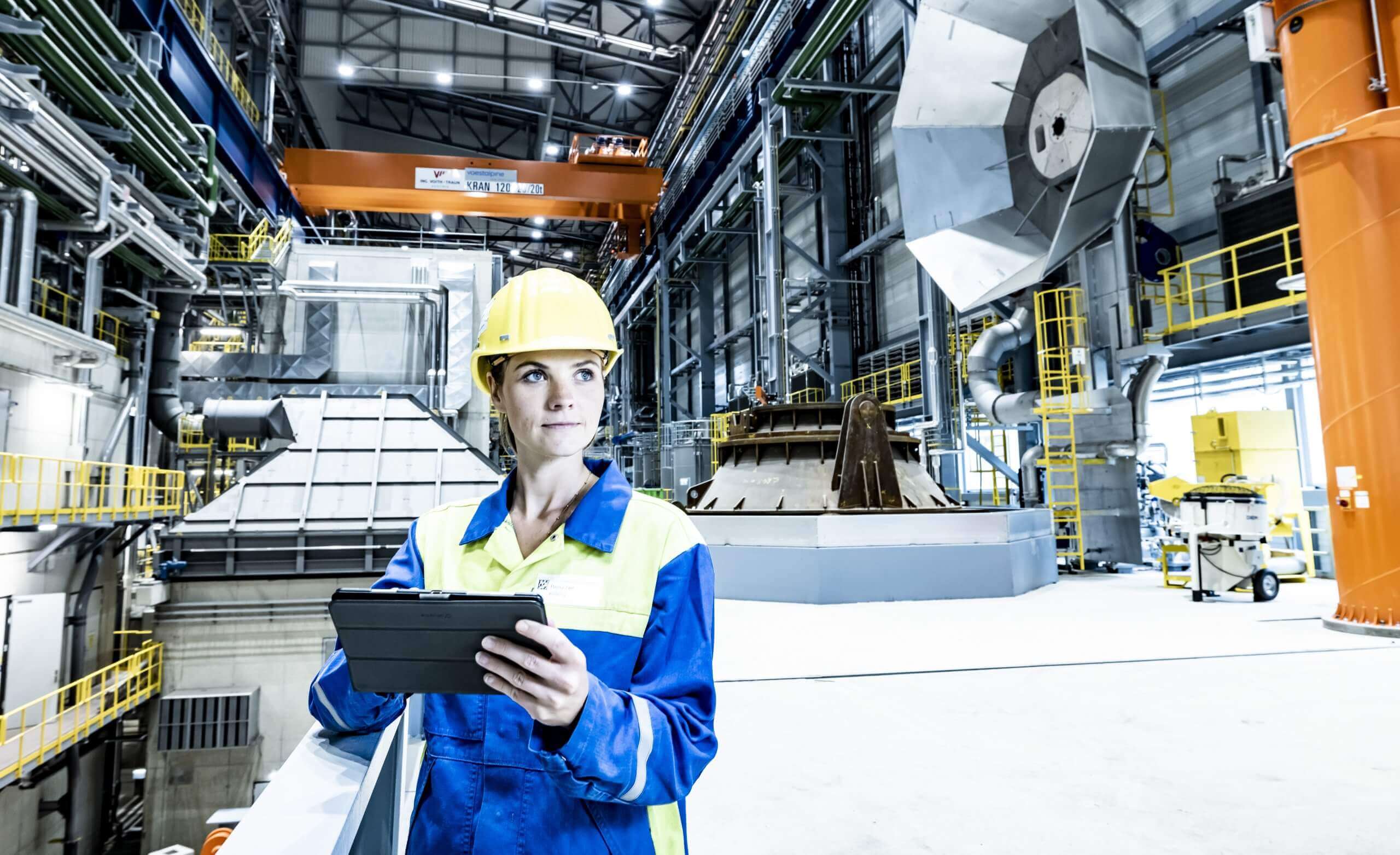staalfabriekmedewerker in veiligheidsuitrusting in een faciliteit